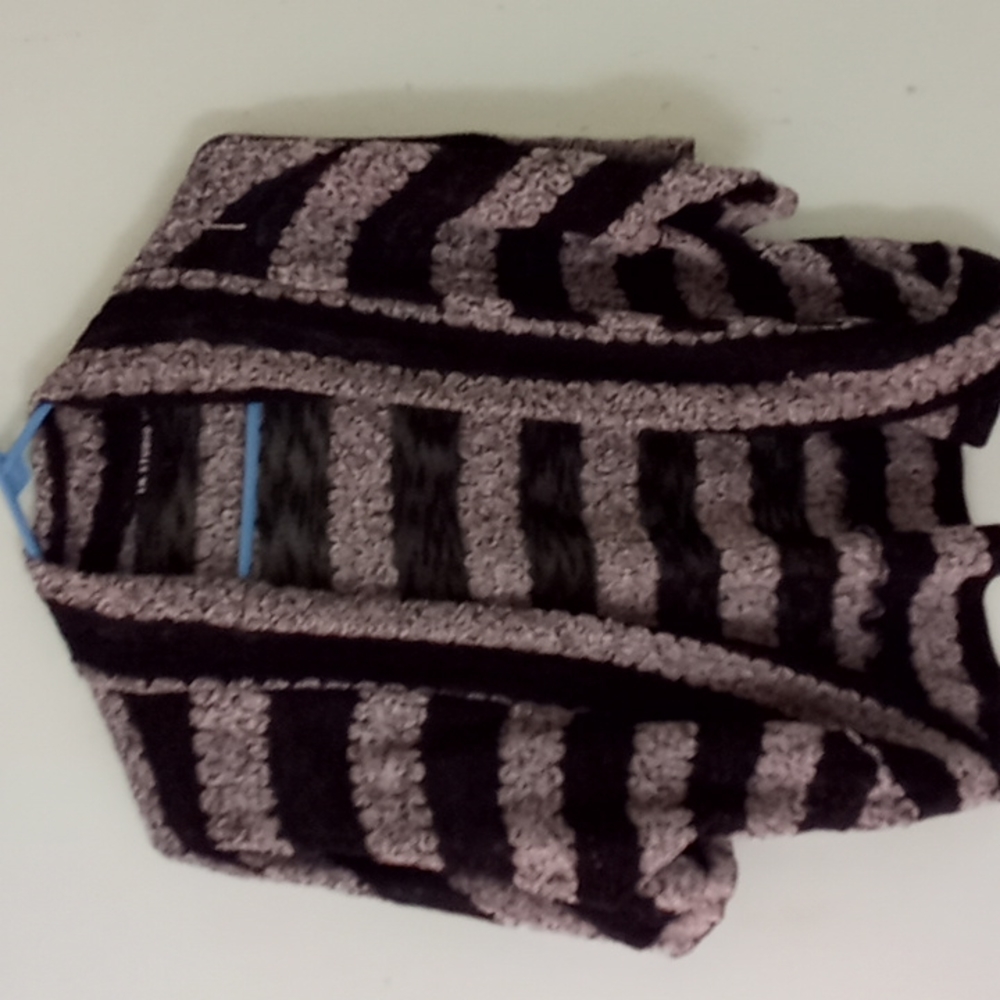 Very pretty lightweight short sleeves cardigan